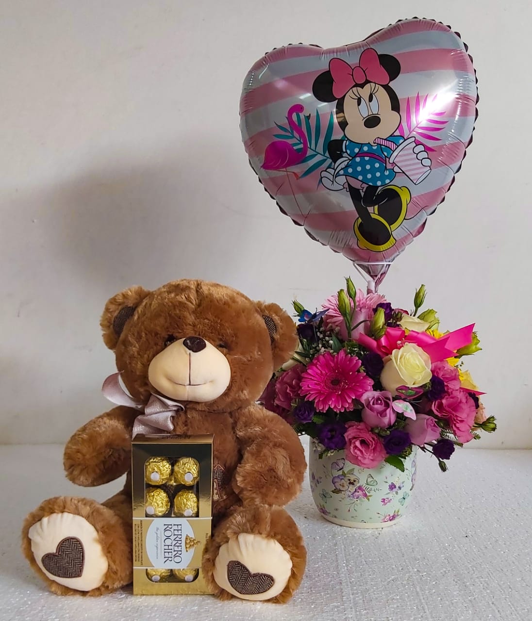 Arreglo primaveral, Ferrero Rocher 100 grs, Peluche 30cm y Globo