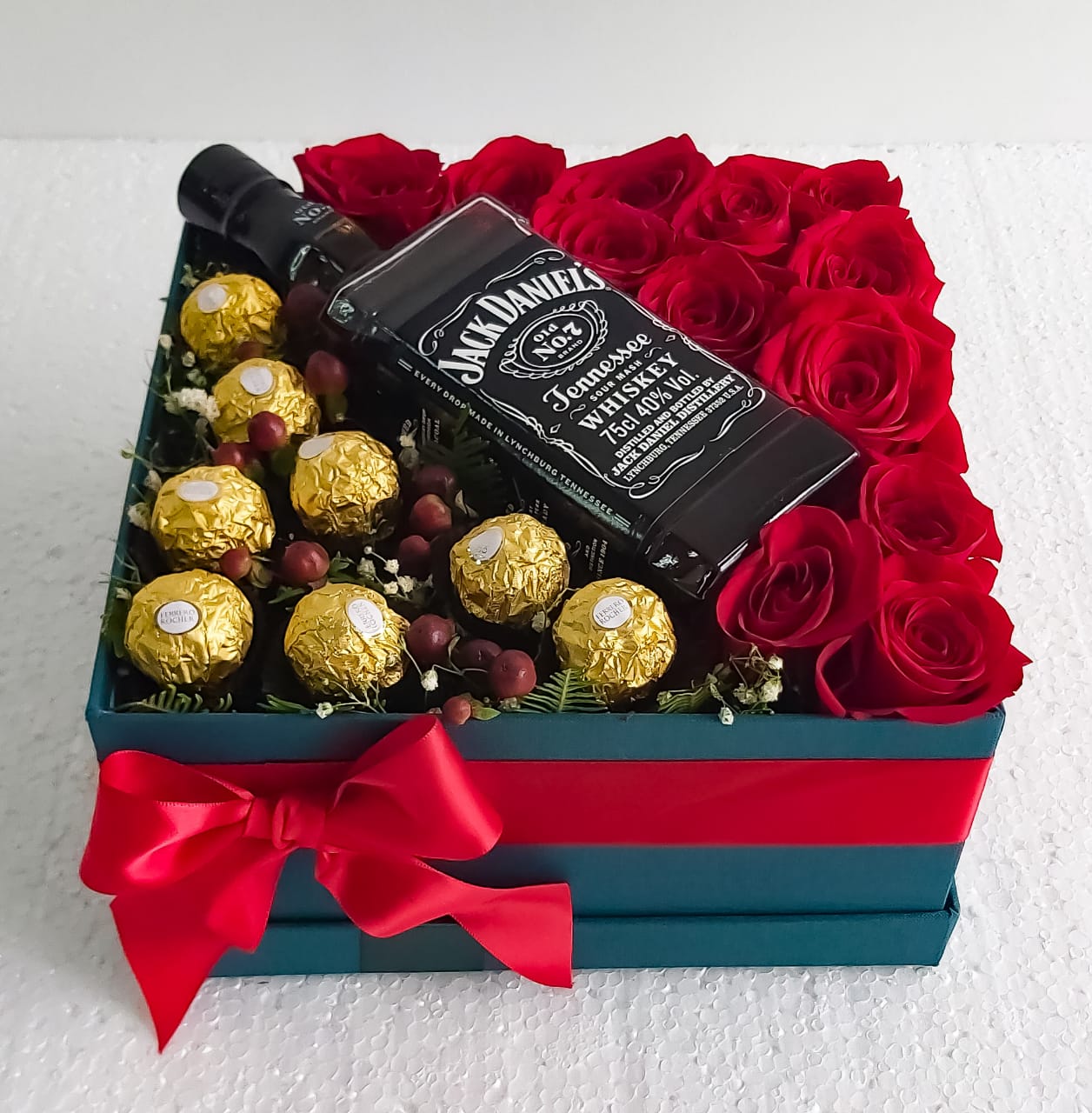 Caja Especial 12 Rosas, Whisky y 8 Bombones