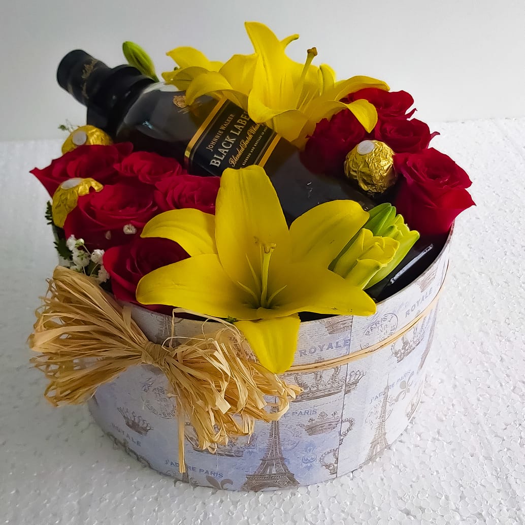 Caja Especial Rosas, Lilium, Bombones y Whisky