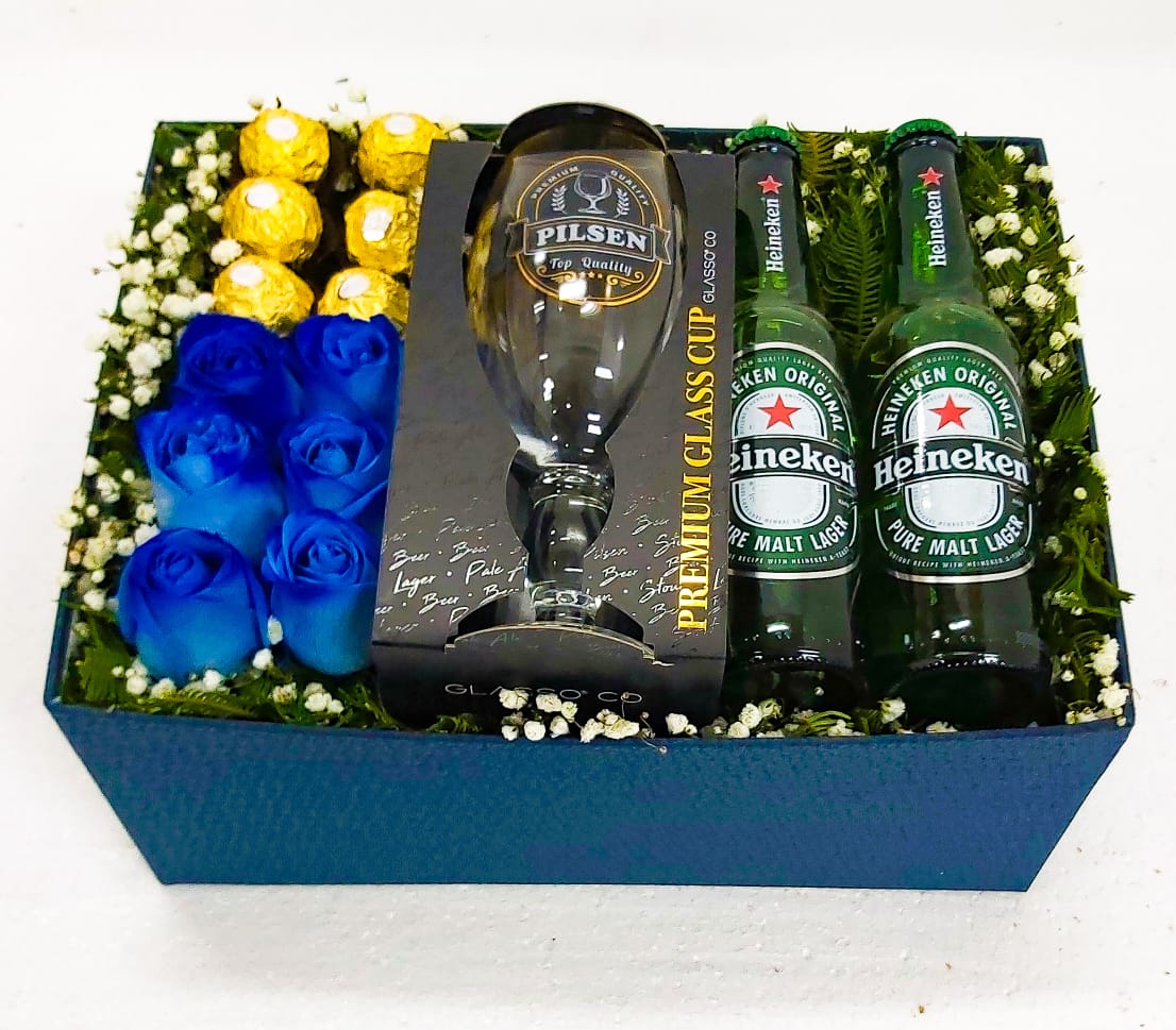 Caja de 6 Rosas Azules, Bombones Ferrero Rocher, Copa Cervecera y Cervezas