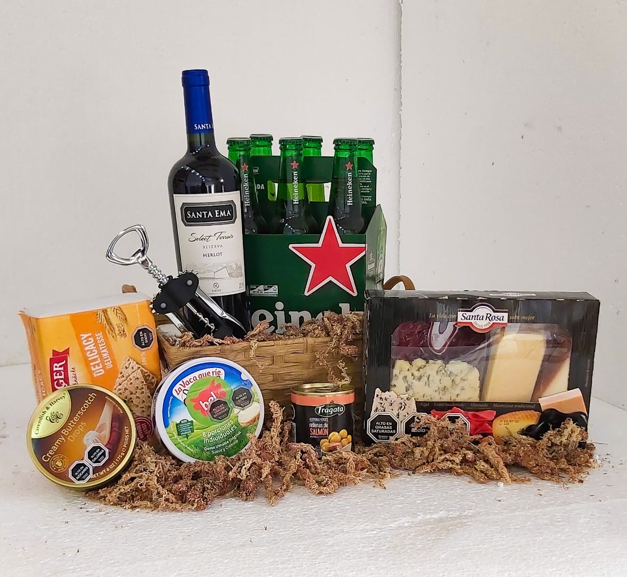  Vino, Pack de Cerveza, Aceitunas Relenas, Galletas Crackers, Mix de Caramelos, Tabla de Quesos, Queso Untable y Saca Corchos