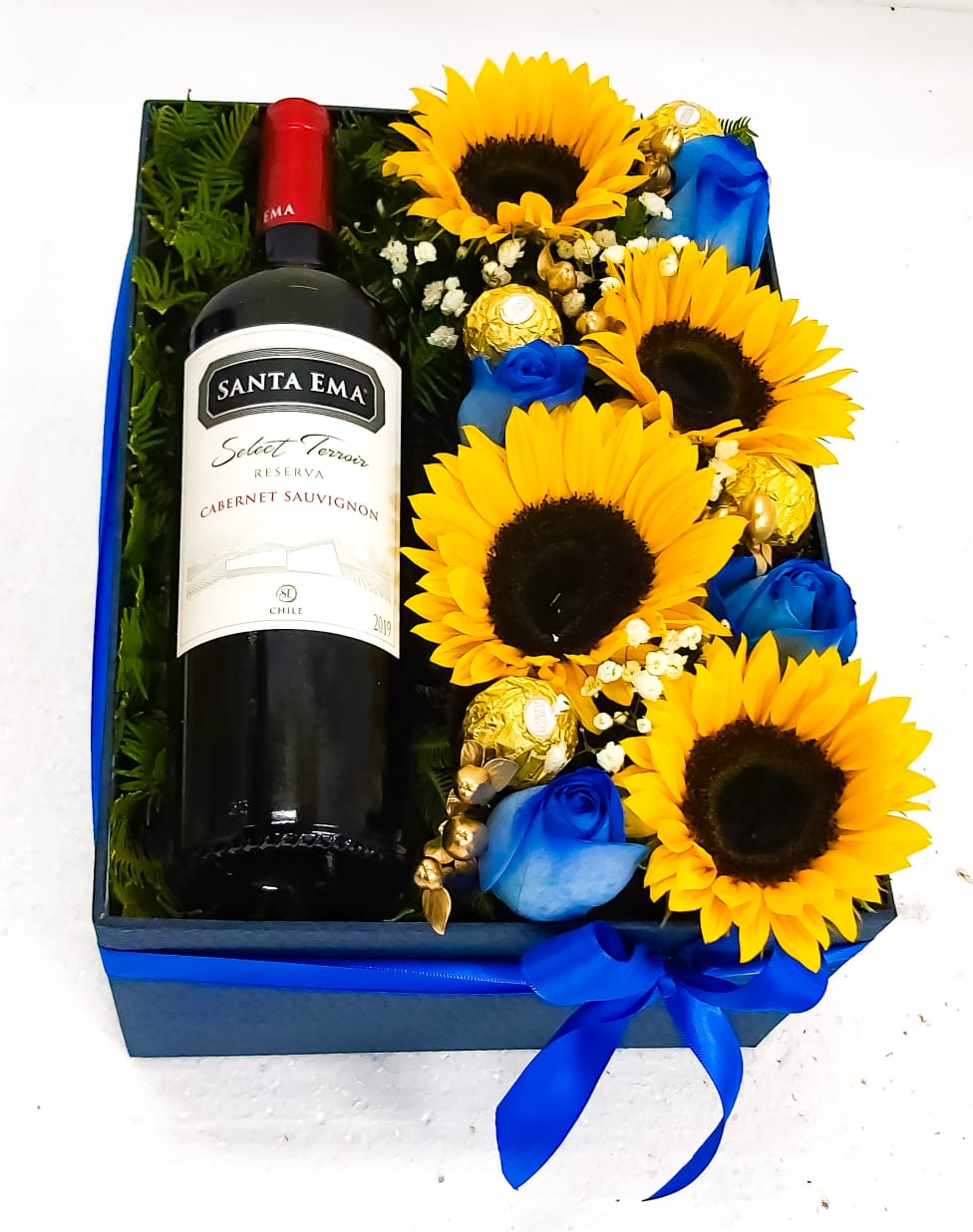 Caja con Rosas, Girasoles, Ferrero Rocher y Vino