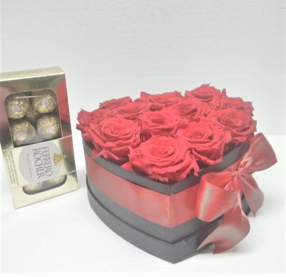  12 Rosas Preservadas en Caja Corazn y bombones Ferrero Rocher 100 grs