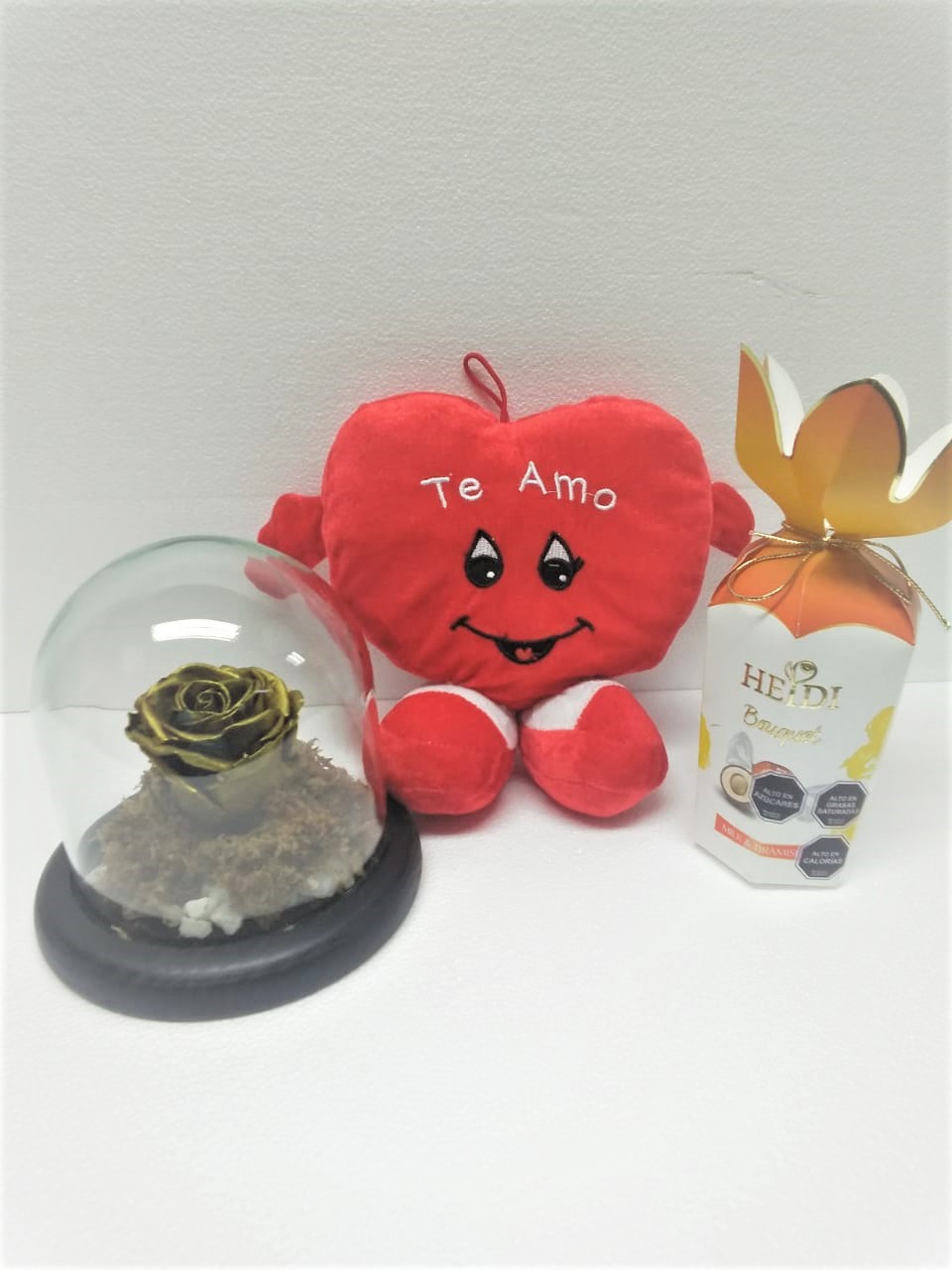 Rosa Preservada en Cpula, Bombones Heidi Bouquet 120 grs y Peluche Corazn