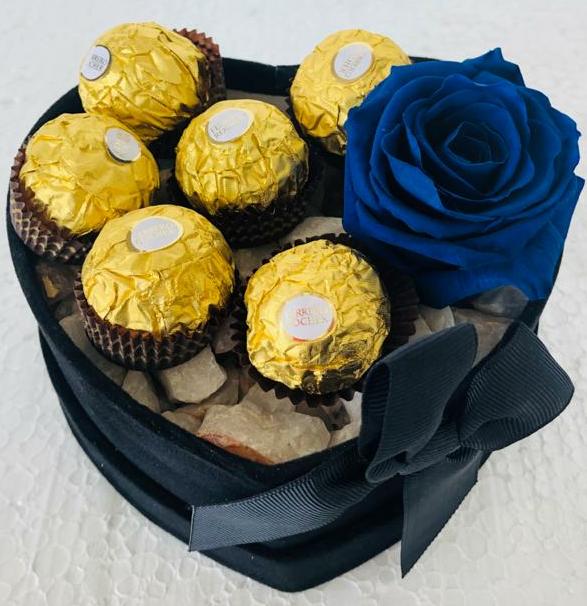 Rosa Preservada en Caja Corazon y Bombones Ferrero Rocher