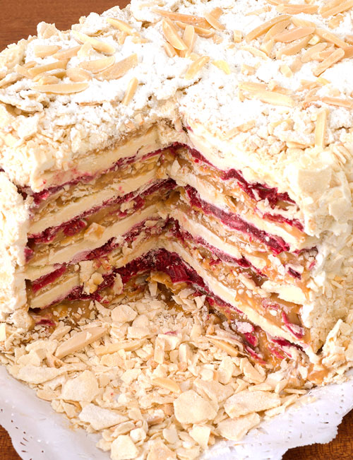 Torta Gold Hoja Frambuesa, Manjar, Crema Pastelera y Chantilly (12 Personas)