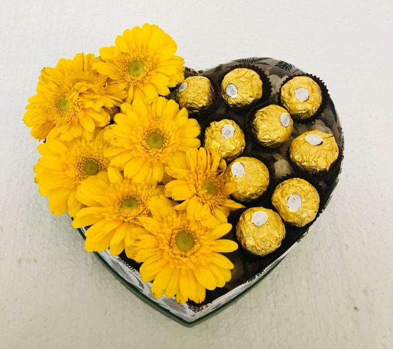 Gerberas en Caja Corazn y Bombones Ferrero Rocher