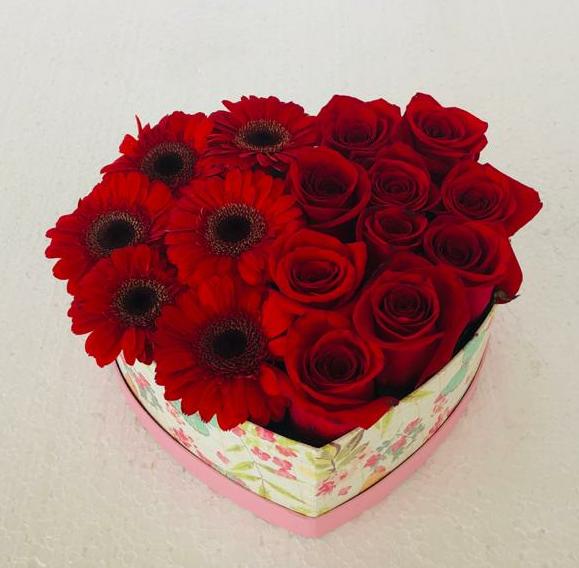 Rosas y Gerberas en Caja Corazn