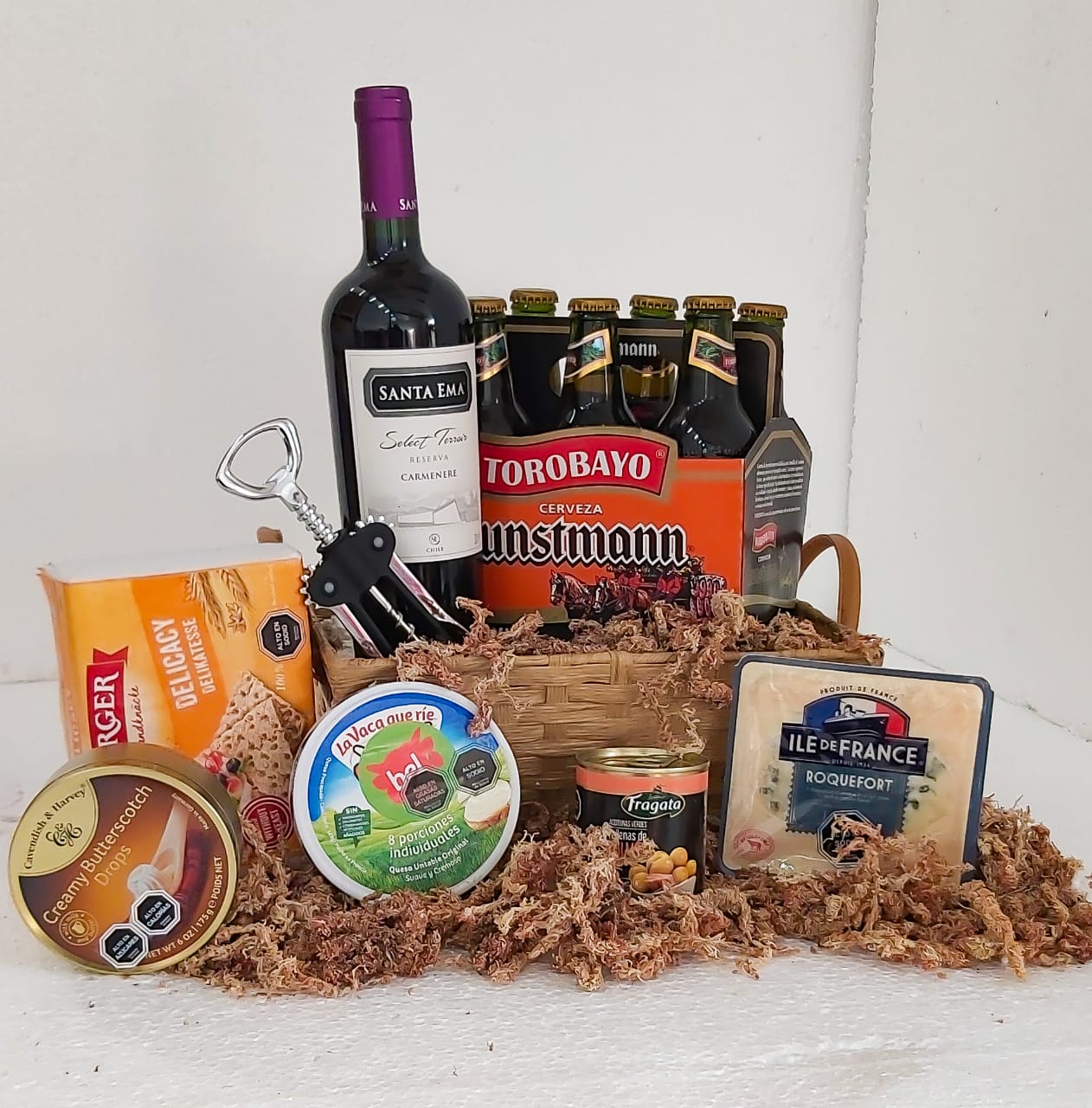 Vino, Pack de Cerveza, Galletas Crackers, Queso Untable, Mix de Caramelos, Aceitunas Rellenas , Queso Roquefort y Saca Corcho