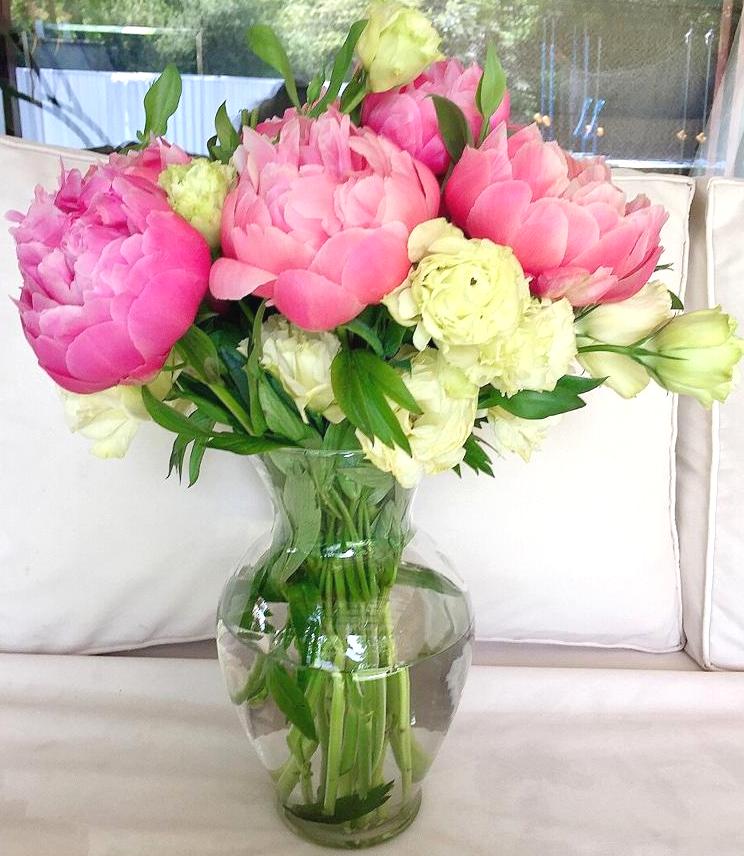  Peonias y lisianthus en florero