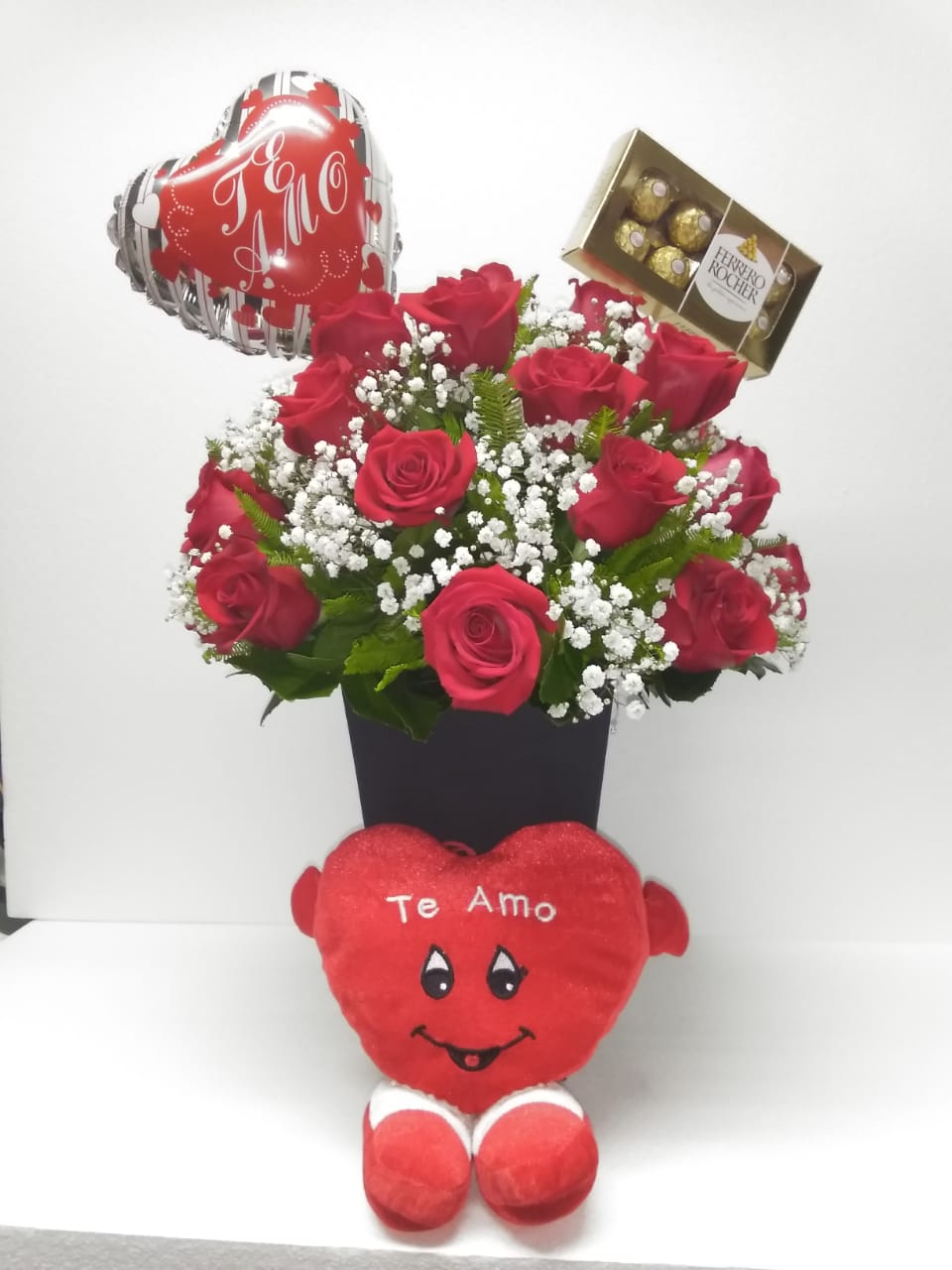 Caja especial 24 rosas, Bombones Ferrero Rocher 100grs, Peluche Corazon y Globito